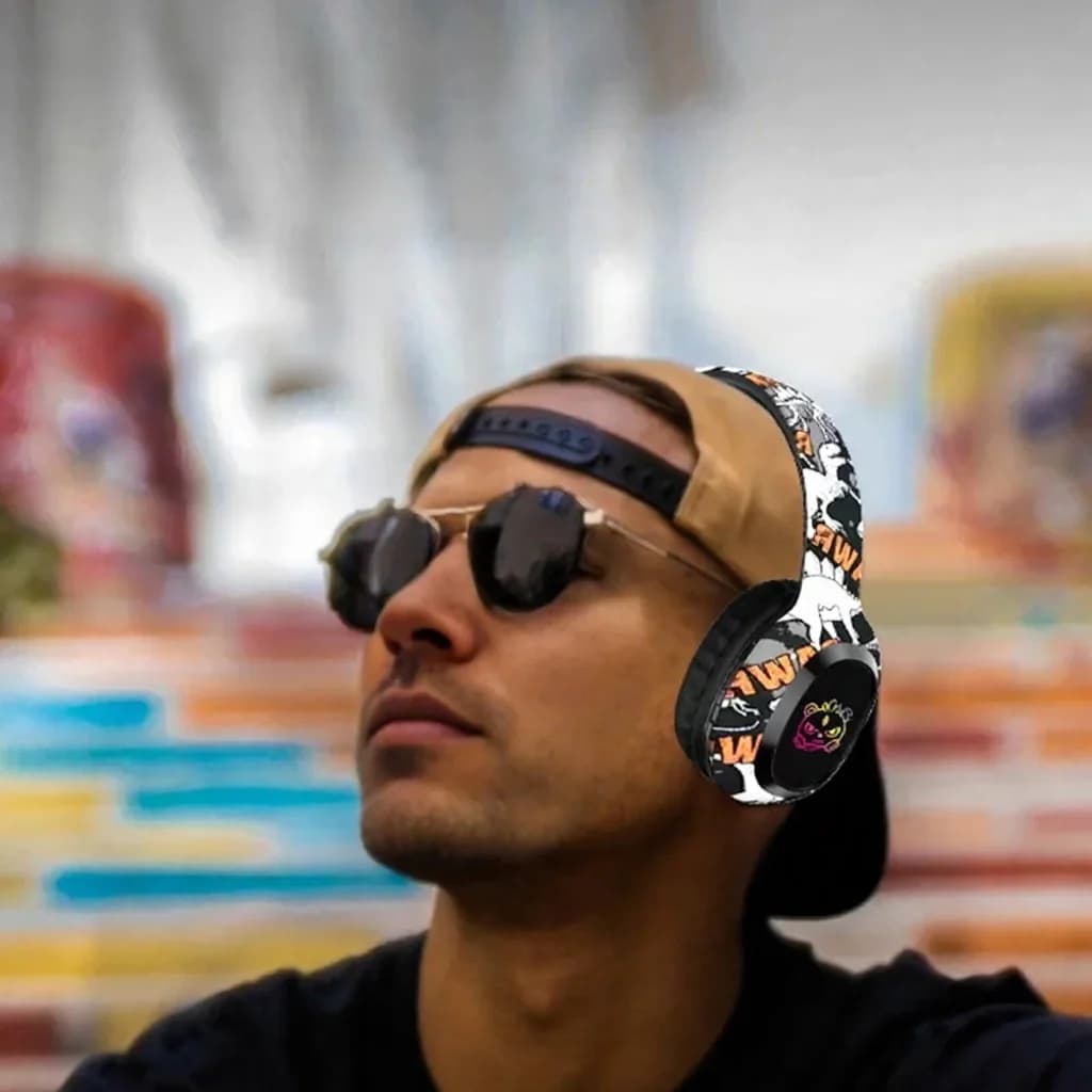 Pār ausīm liekamās Bluetooth austiņas ar FM radio un LED gaismām